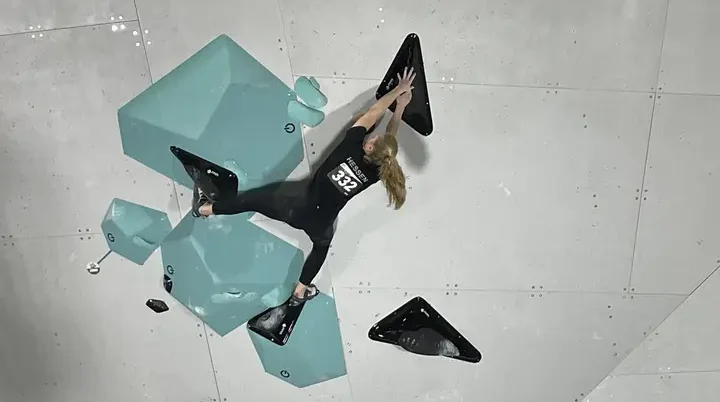 Sauberer Flash: Cara erreicht sicher den Top-Griff im zweiten Finalboulder | © DAV Sektion Fulda